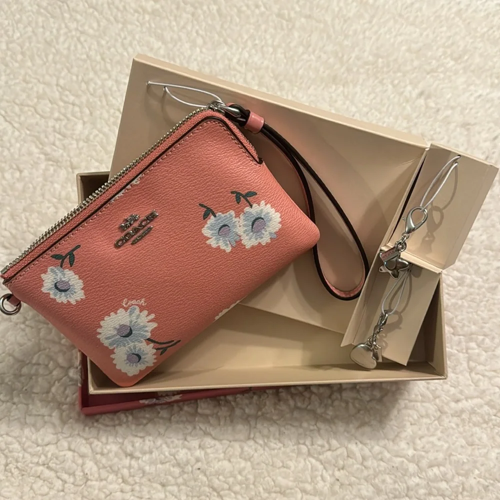 Coach Daisy Wristlet - Picture 2 of 2